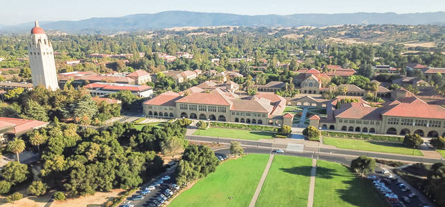 全景鸟瞰斯坦福大学, 加利福尼亚, 美国在日落照片