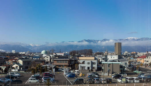 被冬季自然包围的雪山城市, 日本中部