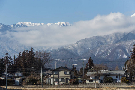 被冬季自然包围的雪山城市, 日本中部