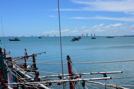 海景和小船在钓鱼码头和小船你能看见旅馆大厦。芭堤雅海滩和中天海滩泰国生活在曼谷, Chonburiview 港口 bangsar