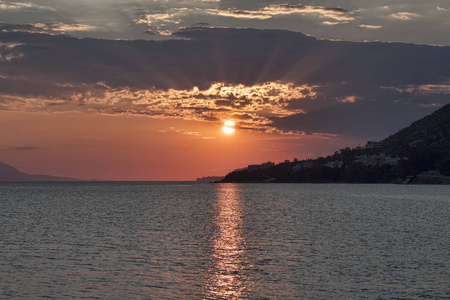 夕阳在科林斯湾的爱奥尼亚海。从希腊路特奇的海滨看