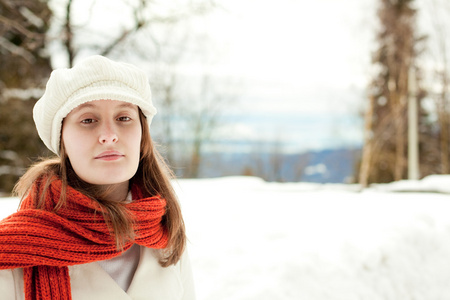 用红围巾在雪域景观人像轻松的美女