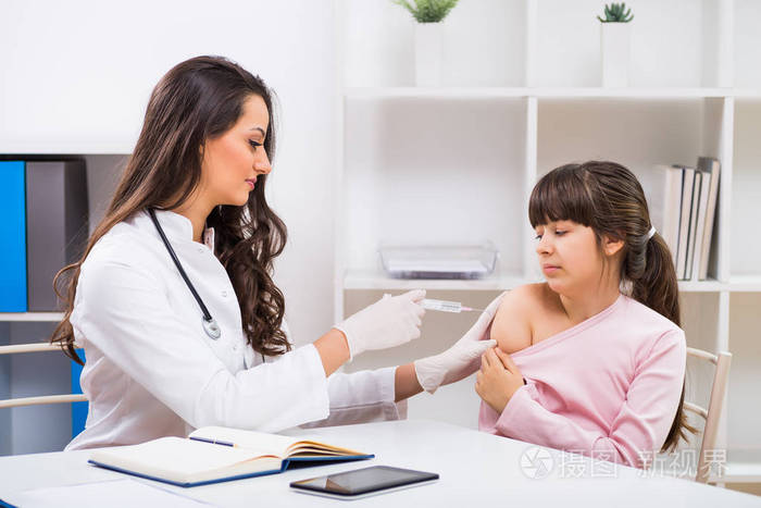 女医生注射给受到惊吓的孩子