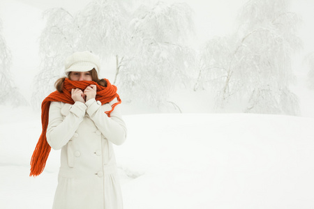用红围巾在雪域景观轻松的美女