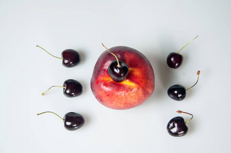 Compisition 在白色背景与果子。桃和 cherrys