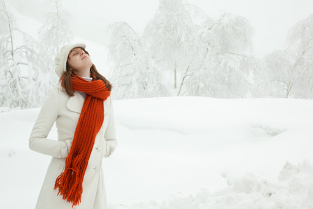 用红围巾在雪域景观轻松的美女