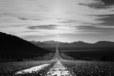 条笔直的道路，穿越死亡谷