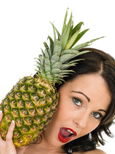 健康迷人的年轻女子抱着新鲜成熟的菠萝