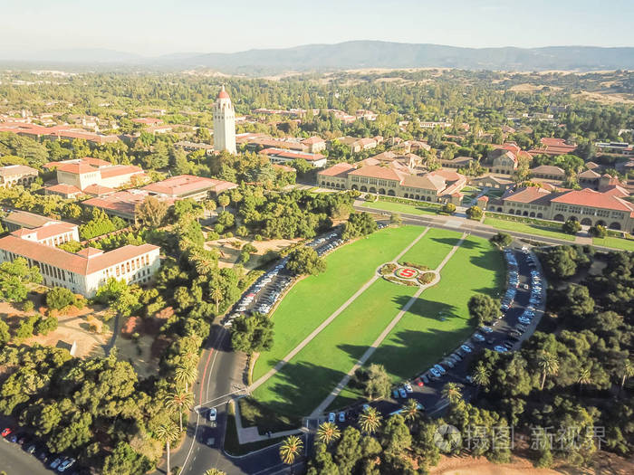 鸟瞰斯坦福大学与胡佛塔在加利福尼亚, 美国在日落
