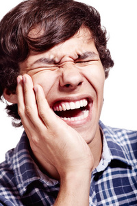 牙痛特写的男人照片