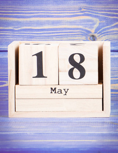 5 月 18 日。5 月 18 日在木制的多维数据集的日历上的日期
