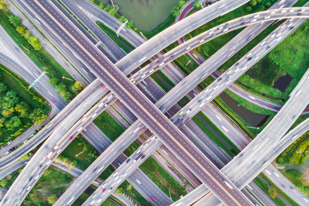 城市交界处 X 标志交通道路与汽车移动运输概念