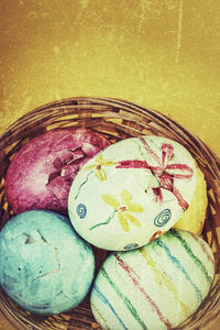 破碎的复活节彩蛋在篮子里