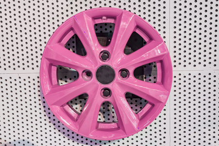 粉红色的铝合金车轮图片