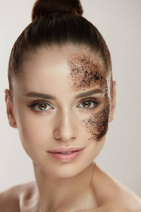 女人的脸部皮肤护理。与咖啡皮肤擦洗脸上的女孩