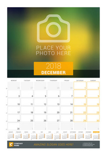 2018 年 12 月。墙上月历为 2018 年。矢量设计打印模板与地方为照片和年的日历。上周一周接入