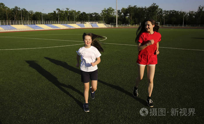 小女孩在球场上找到乐趣