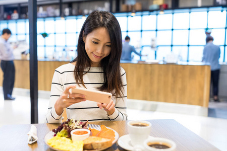 女人以照片上她的菜