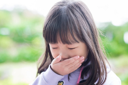 可爱的小女孩感觉呕吐照片