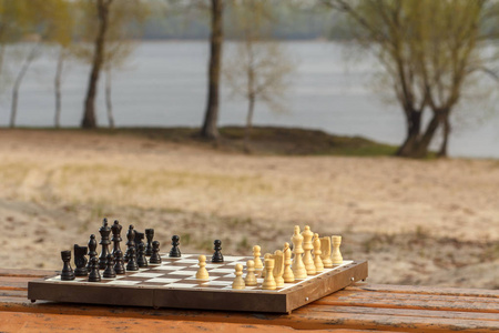 一个棋子对住黑棋块棋盘