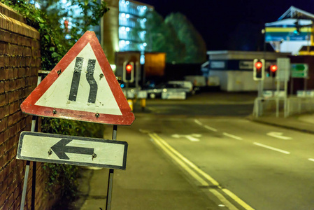 夜观路窄英国道路标志