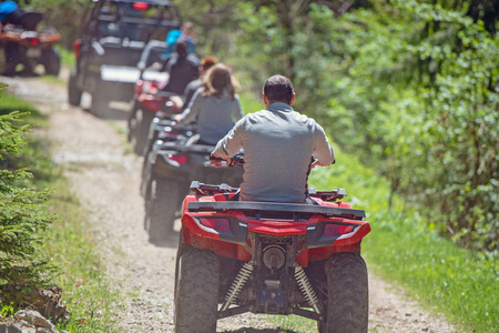 人骑 atv 车上偏离道路轨道，人们户外运动 activitiies 主题