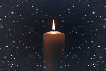 蜡烛光隔离黑中带雪图片