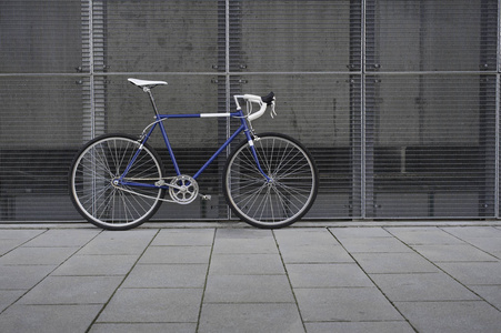 复古蓝色城市, 道路自行车与白色细节