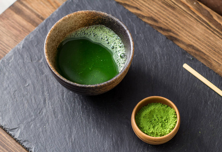 绿旳茶 prepearing 在石黑桌上