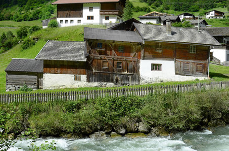奥地利蒂罗尔，村庄在皮茨河谷谷