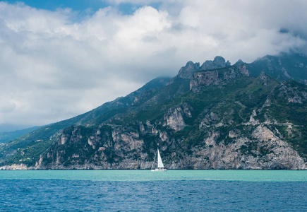 海上游艇在岩石海岸附近