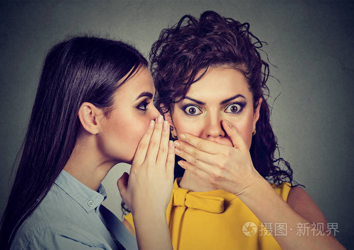 震惊的女人听八卦耳朵的秘密