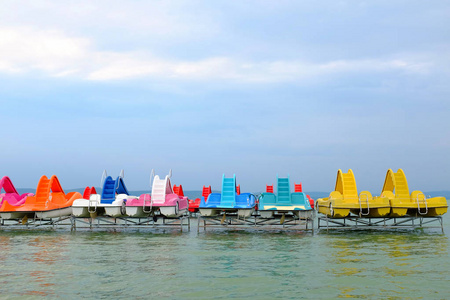 匈牙利巴拉顿湖湖生动的彩色桨船