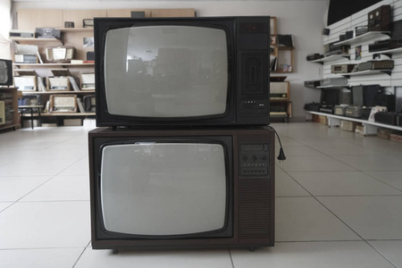两个老式的老式电视接收器在房间里