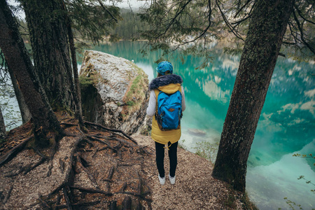 女孩漫步在山镜湖附近