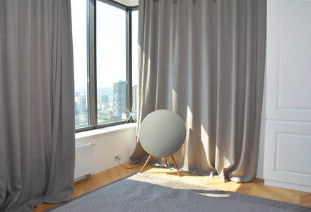 中缝纫机卧室的窗帘。现代斯堪的纳维亚卧室。用窗帘模拟灰色和白色的墙壁