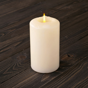 燃烧的蜡烛，在黑暗的木桌上