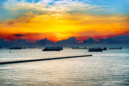 新加坡海峡上空风景如画的日出与大船擦肩而过