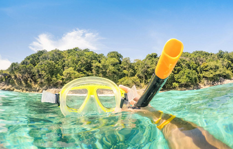 爱冒险的家伙拍照的浮潜的水下掩盖探险旅行生活方式享受快乐乐趣时刻在普吉岛海滩环游世界自然奇观温暖绿松石筛选器