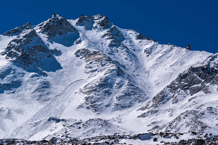 Munku Sardyk 山陡峭的山坡