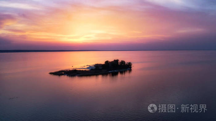 美丽的粉红色日落与太阳射线在海