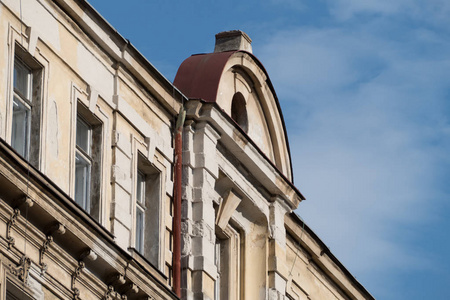 德意志族群布拉格老房子屋顶上的窗户细节