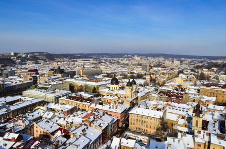 冬天的利沃夫覆盖着积雪，Ukraine.Lviv 利沃夫 乌克兰东部从市政厅钟楼的城市观全景