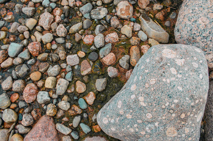 在海湾的岸边石头大和小