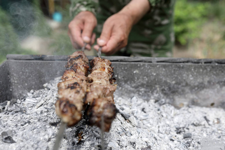 人烹调羊肉串串在串在后院