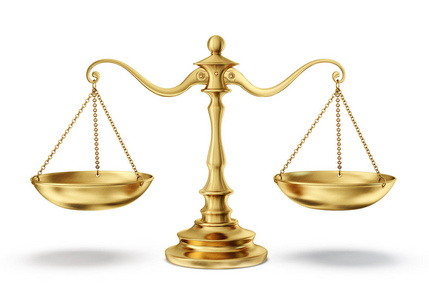 白色背景下的老式天平平衡照片