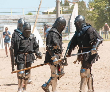 中世纪文化节的骑士战役。全副武装的骑士们在竞技场上用剑战斗