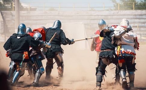 中世纪文化节的骑士战役。全副武装的骑士们在竞技场上用剑战斗