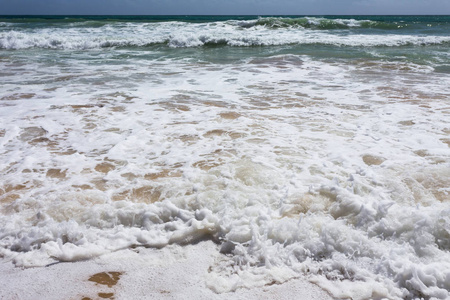 美丽的地中海水拍打着海岸