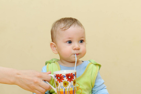 婴儿喝果汁吸管